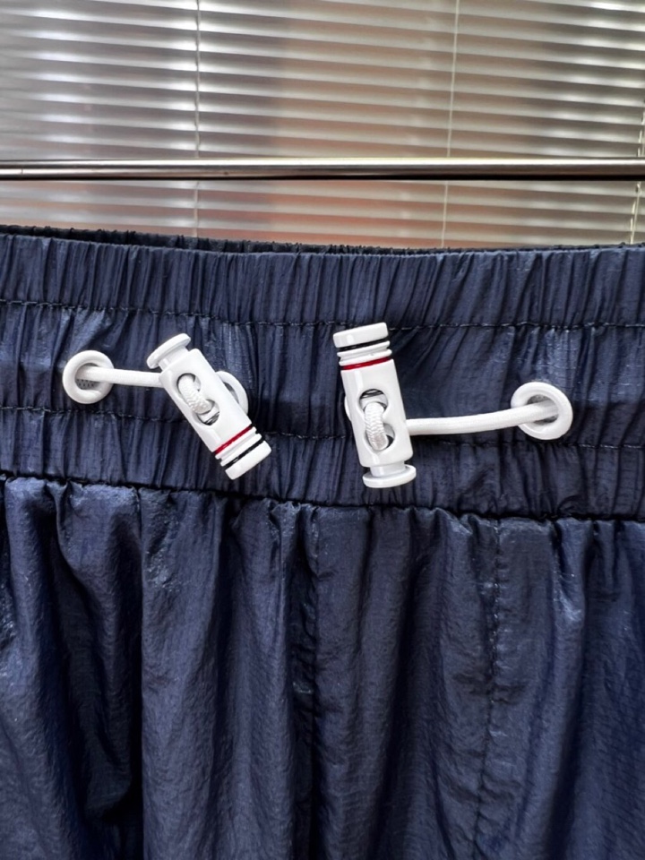 Burberry 巴宝莉2025春夏新款男士薄款短裤，舒适透气内衬，独特订制防晒科技面料，结合凉感涂层体