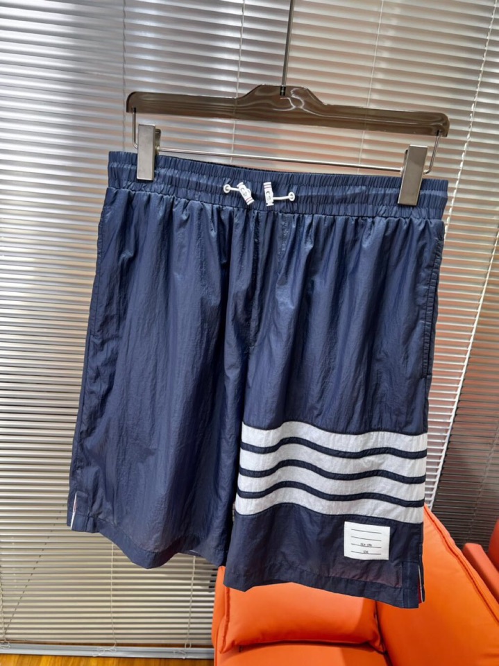 Burberry 巴宝莉2025春夏新款男士薄款短裤，舒适透气内衬，独特订制防晒科技面料，结合凉感涂层体