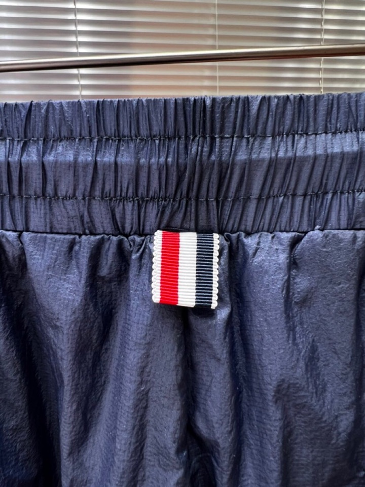 Burberry 巴宝莉2025春夏新款男士薄款短裤，舒适透气内衬，独特订制防晒科技面料，结合凉感涂层体