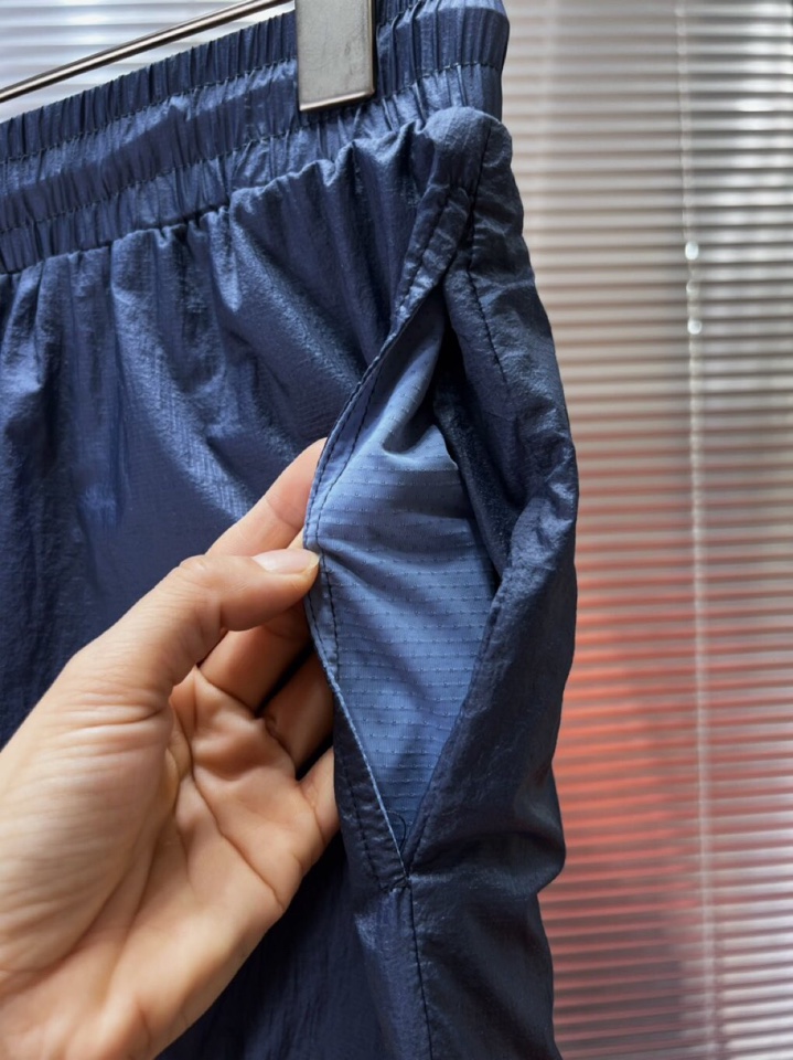 Burberry 巴宝莉2025春夏新款男士薄款短裤，舒适透气内衬，独特订制防晒科技面料，结合凉感涂层体