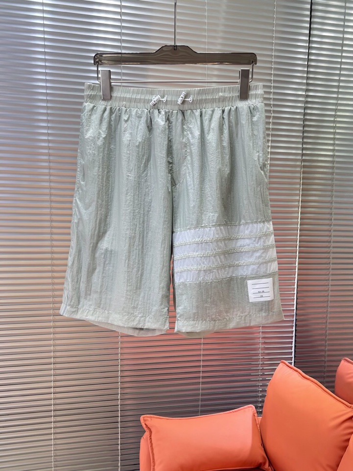 Burberry 巴宝莉2025春夏新款男士薄款短裤，舒适透气内衬，独特订制防晒科技面料，结合凉感涂层体