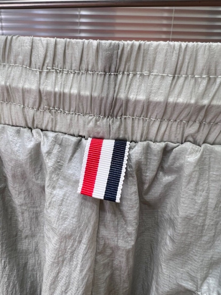 Burberry 巴宝莉2025春夏新款男士薄款短裤，舒适透气内衬，独特订制防晒科技面料，结合凉感涂层体