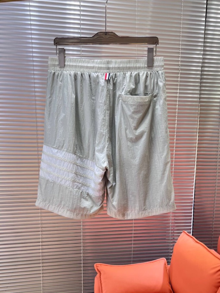 Burberry 巴宝莉2025春夏新款男士薄款短裤，舒适透气内衬，独特订制防晒科技面料，结合凉感涂层体