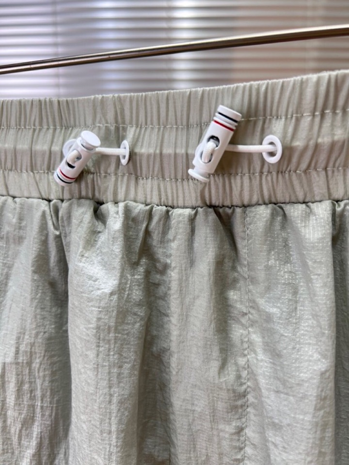 Burberry 巴宝莉2025春夏新款男士薄款短裤，舒适透气内衬，独特订制防晒科技面料，结合凉感涂层体