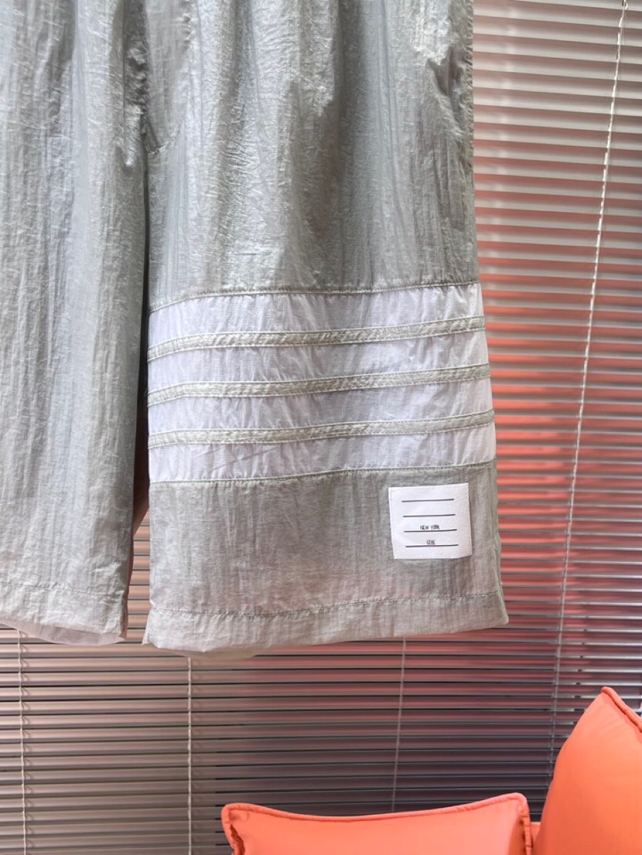 Burberry 巴宝莉2025春夏新款男士薄款短裤，舒适透气内衬，独特订制防晒科技面料，结合凉感涂层体