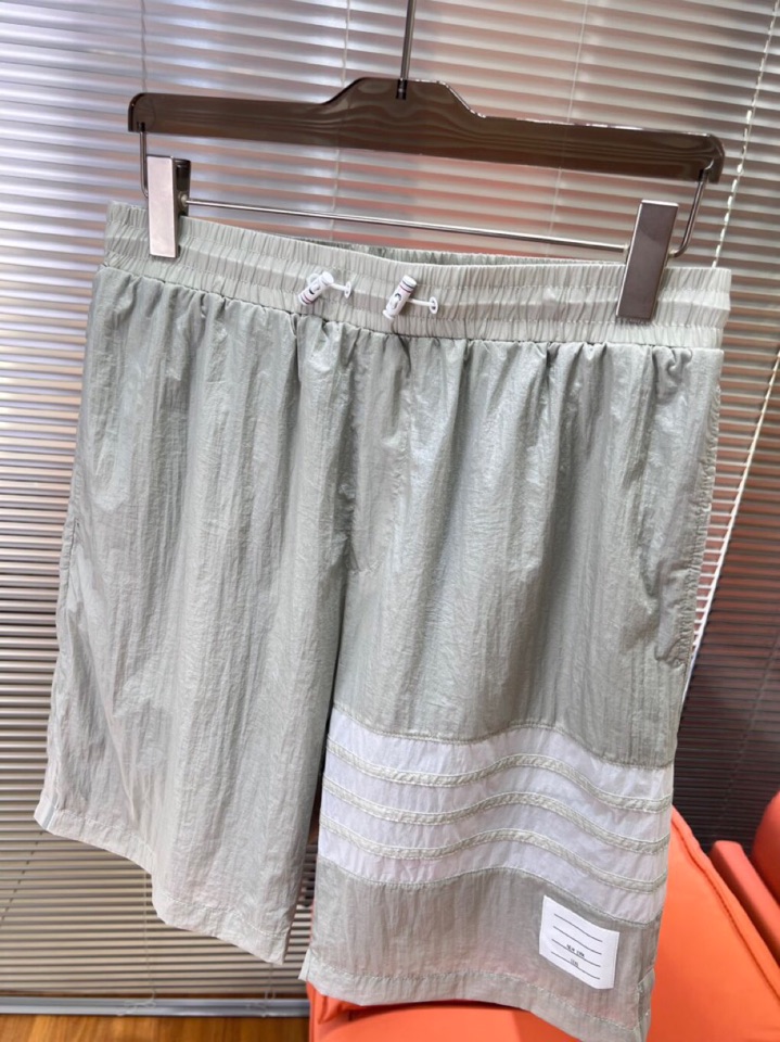 Burberry 巴宝莉2025春夏新款男士薄款短裤，舒适透气内衬，独特订制防晒科技面料，结合凉感涂层体