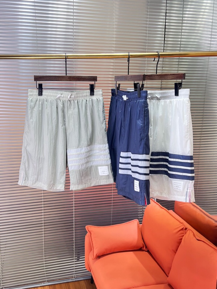 Burberry 巴宝莉2025春夏新款男士薄款短裤，舒适透气内衬，独特订制防晒科技面料，结合凉感涂层体