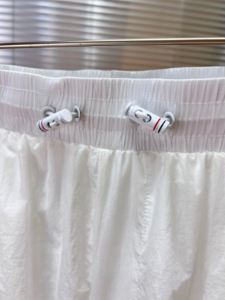 Burberry 巴宝莉2025春夏新款男士薄款短裤，舒适透气内衬，独特订制防晒科技面料，结合凉感涂层体