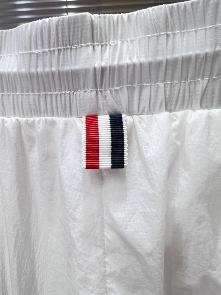 Burberry 巴宝莉2025春夏新款男士薄款短裤，舒适透气内衬，独特订制防晒科技面料，结合凉感涂层体