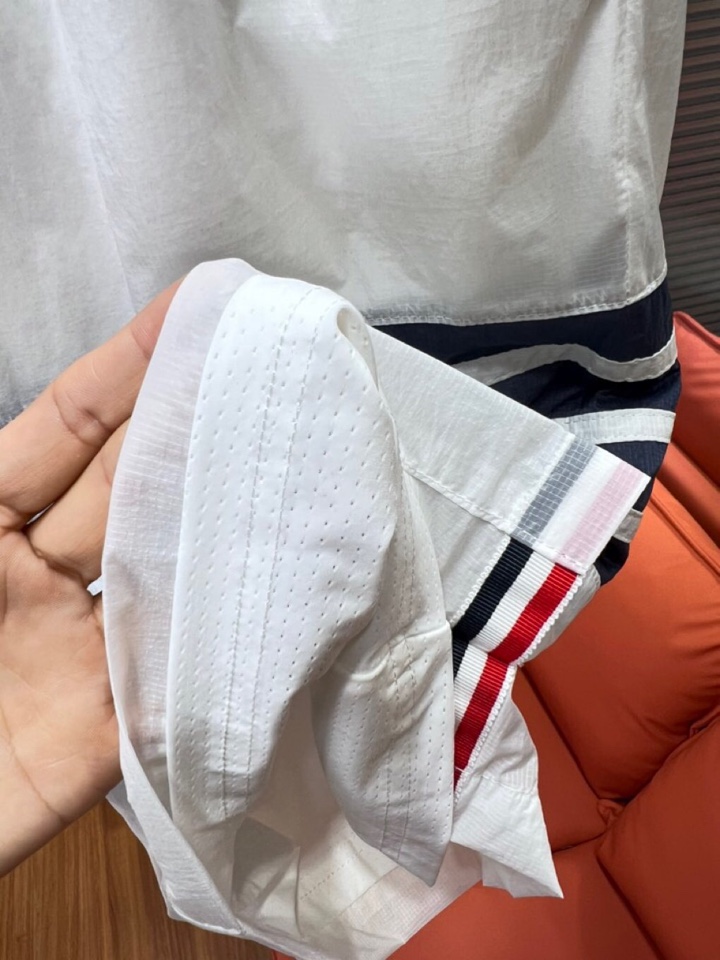 Burberry 巴宝莉2025春夏新款男士薄款短裤，舒适透气内衬，独特订制防晒科技面料，结合凉感涂层体