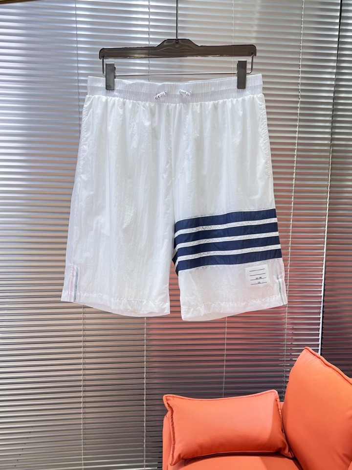 Burberry 巴宝莉2025春夏新款男士薄款短裤，舒适透气内衬，独特订制防晒科技面料，结合凉感涂层体