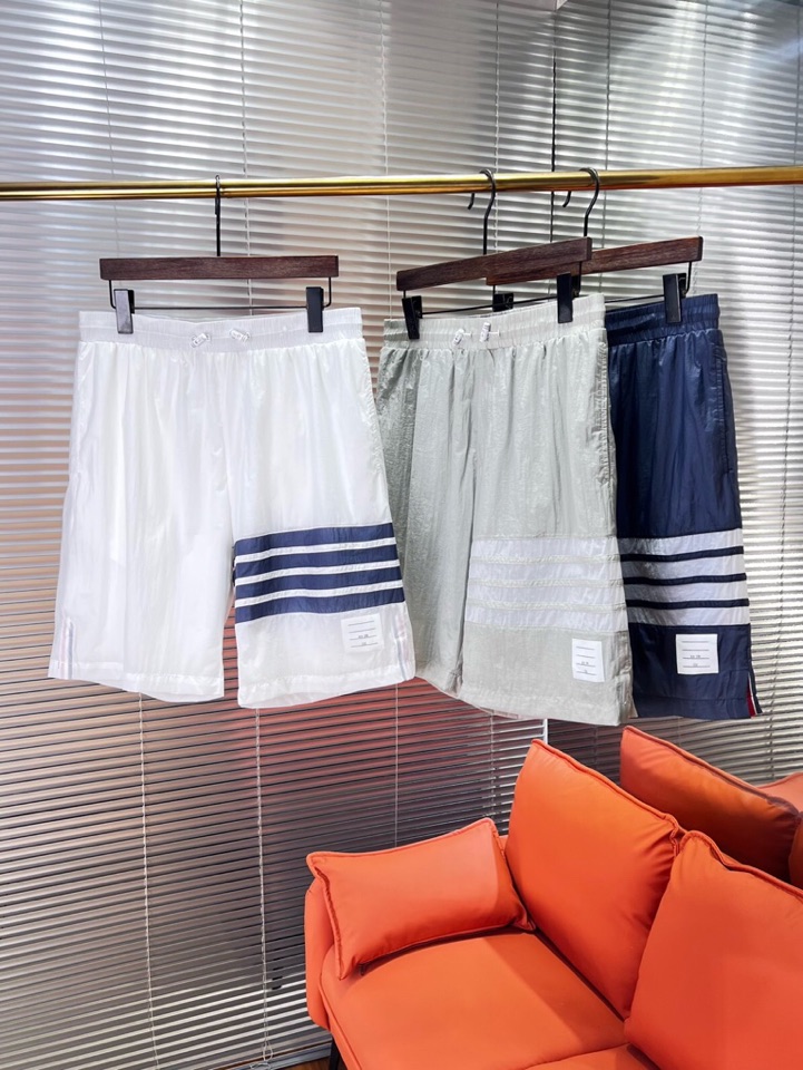 Burberry 巴宝莉2025春夏新款男士薄款短裤，舒适透气内衬，独特订制防晒科技面料，结合凉感涂层体