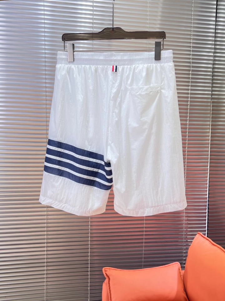 Burberry 巴宝莉2025春夏新款男士薄款短裤，舒适透气内衬，独特订制防晒科技面料，结合凉感涂层体