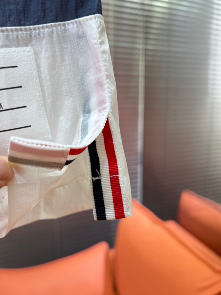 Burberry 巴宝莉2025春夏新款男士薄款短裤，舒适透气内衬，独特订制防晒科技面料，结合凉感涂层体