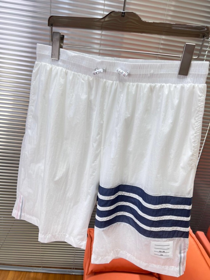 Burberry 巴宝莉2025春夏新款男士薄款短裤，舒适透气内衬，独特订制防晒科技面料，结合凉感涂层体