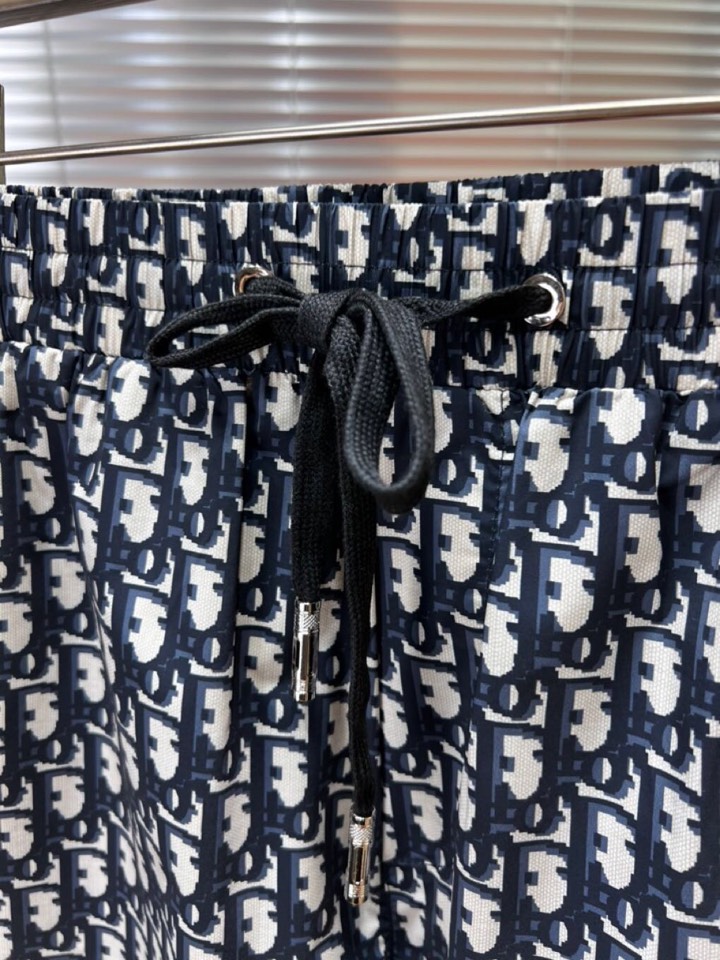 Dior 迪奥新款男士数码印花短裤，考究的剪裁是品牌工坊精湛工艺的精髓所在，也是品牌传承的核心。款式时尚