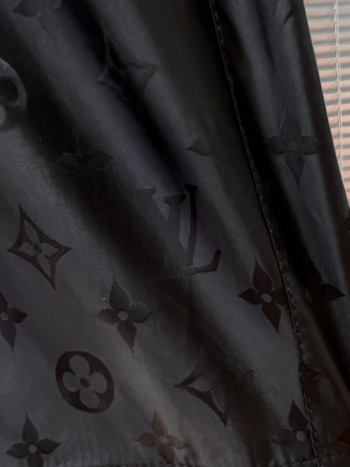 Louis Vuitton 路易威登 LV 驴牌新款男士数码印花短裤，考究的剪裁是品牌工坊精湛工艺的精髓