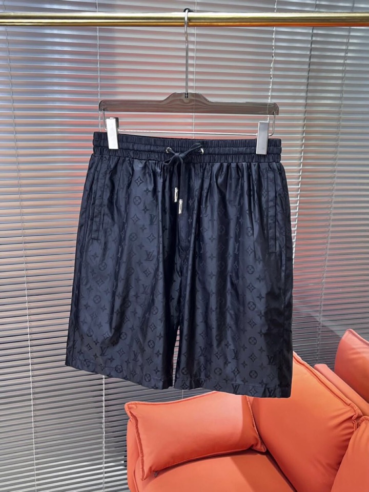 Louis Vuitton 路易威登 LV 驴牌新款男士数码印花短裤，考究的剪裁是品牌工坊精湛工艺的精髓