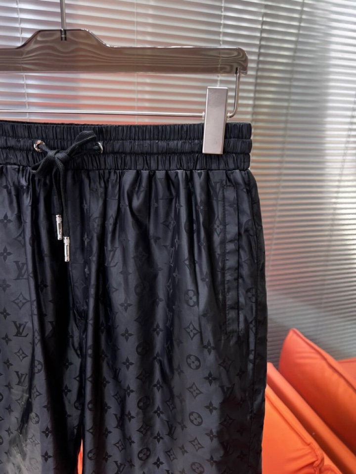 Louis Vuitton 路易威登 LV 驴牌新款男士数码印花短裤，考究的剪裁是品牌工坊精湛工艺的精髓