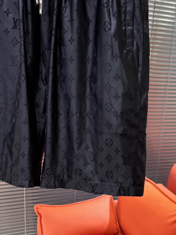 Louis Vuitton 路易威登 LV 驴牌新款男士数码印花短裤，考究的剪裁是品牌工坊精湛工艺的精髓