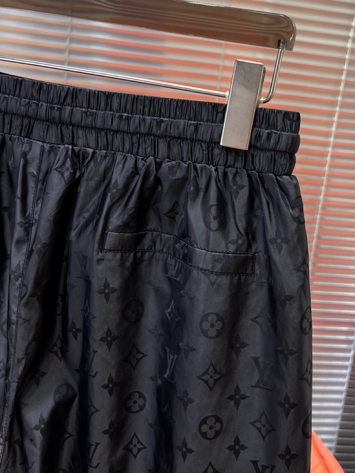 Louis Vuitton 路易威登 LV 驴牌新款男士数码印花短裤，考究的剪裁是品牌工坊精湛工艺的精髓