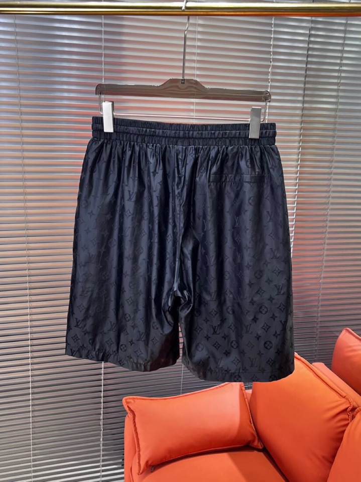 Louis Vuitton 路易威登 LV 驴牌新款男士数码印花短裤，考究的剪裁是品牌工坊精湛工艺的精髓