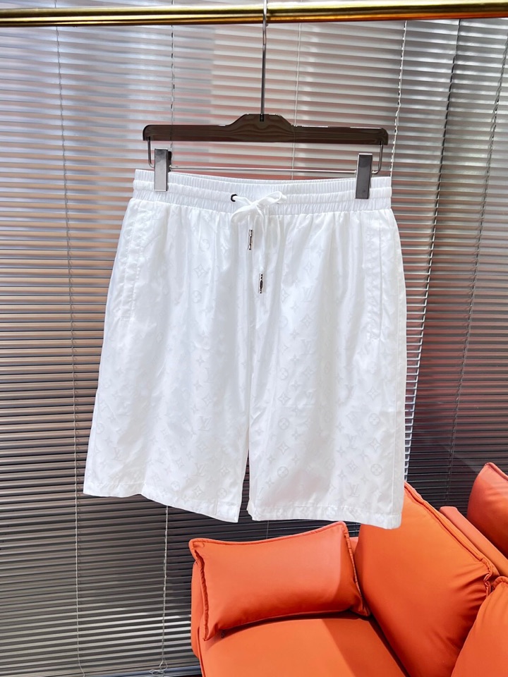 Louis Vuitton 路易威登 LV 驴牌新款男士数码印花短裤，考究的剪裁是品牌工坊精湛工艺的精髓