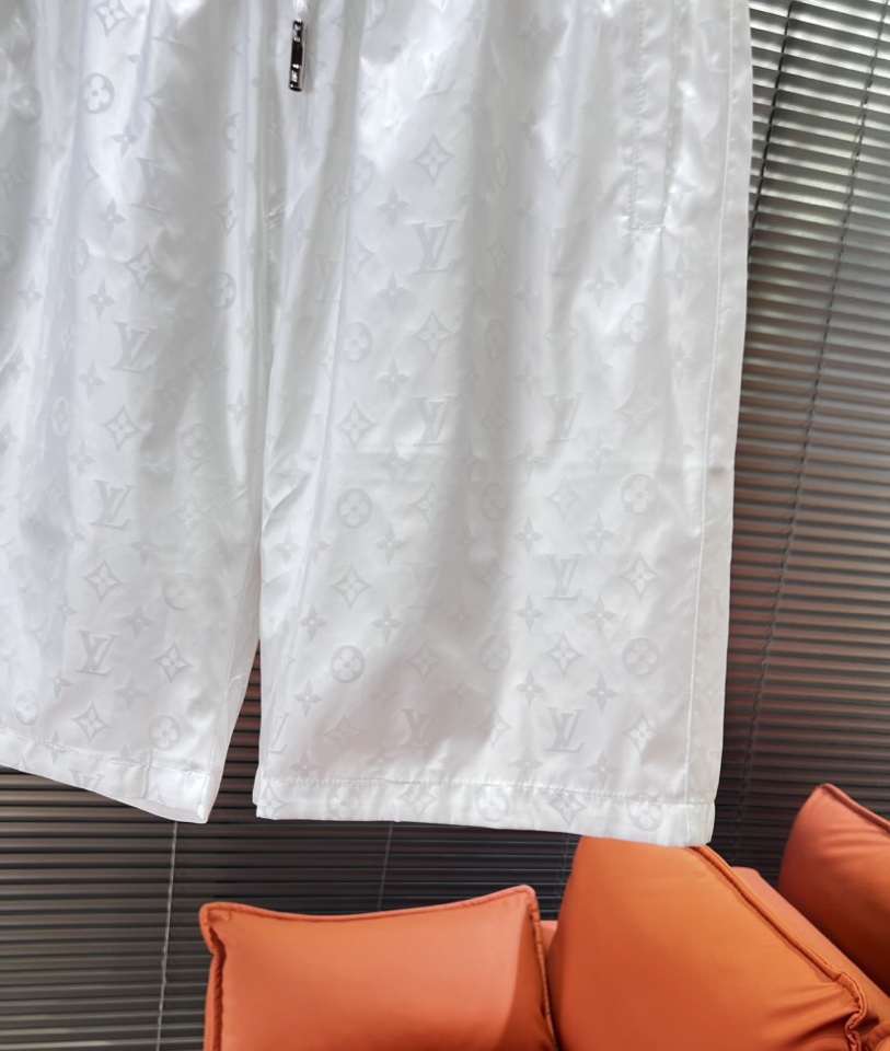 Louis Vuitton 路易威登 LV 驴牌新款男士数码印花短裤，考究的剪裁是品牌工坊精湛工艺的精髓