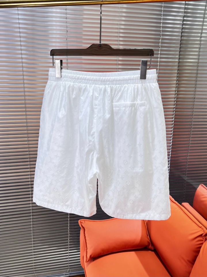 Louis Vuitton 路易威登 LV 驴牌新款男士数码印花短裤，考究的剪裁是品牌工坊精湛工艺的精髓