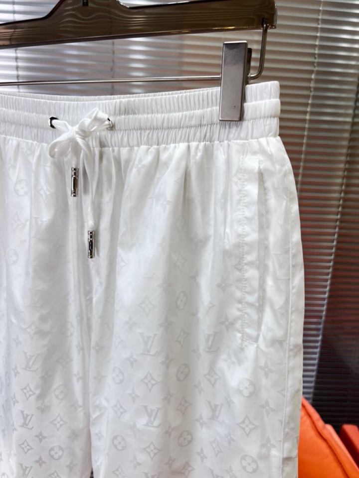 Louis Vuitton 路易威登 LV 驴牌新款男士数码印花短裤，考究的剪裁是品牌工坊精湛工艺的精髓