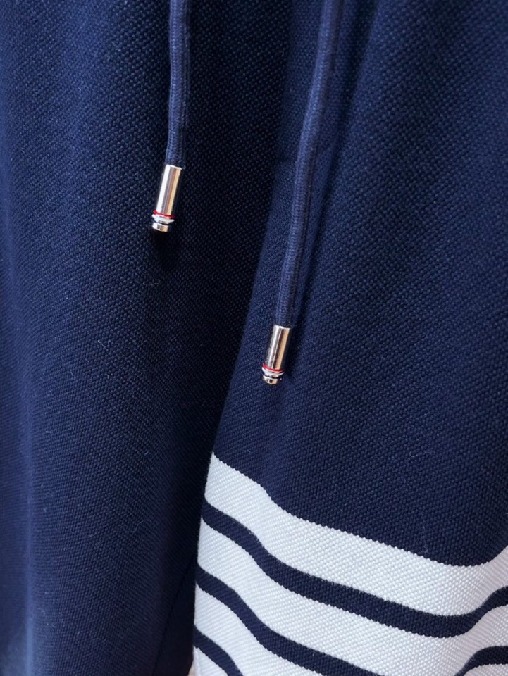 THOM BROWNE 汤姆布朗 TB2025夏季最新品，时尚休闲色织四道杠短裤，采用进口珠地棉原版面料