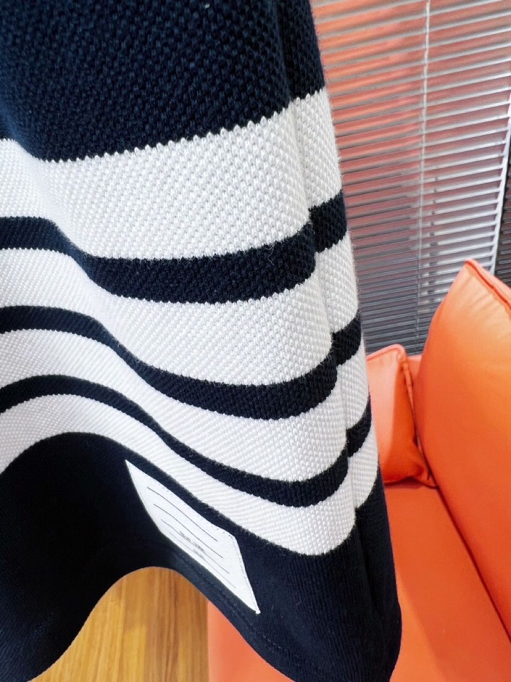 THOM BROWNE 汤姆布朗 TB2025夏季最新品，时尚休闲色织四道杠短裤，采用进口珠地棉原版面料