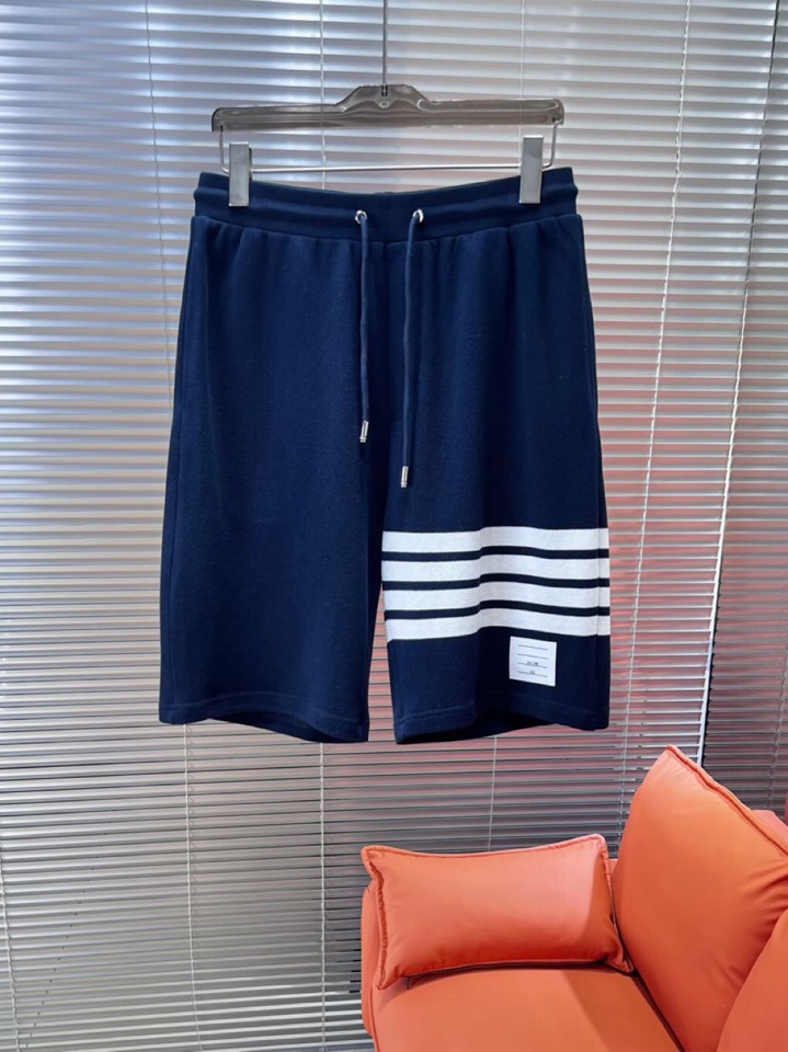 THOM BROWNE 汤姆布朗 TB2025夏季最新品，时尚休闲色织四道杠短裤，采用进口珠地棉原版面料