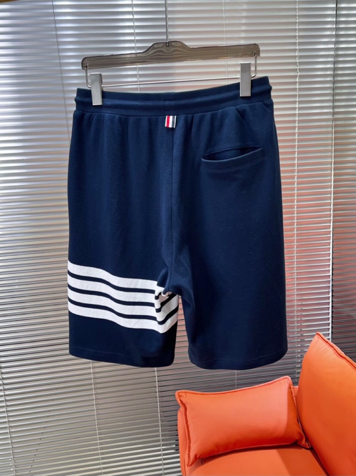 THOM BROWNE 汤姆布朗 TB2025夏季最新品，时尚休闲色织四道杠短裤，采用进口珠地棉原版面料