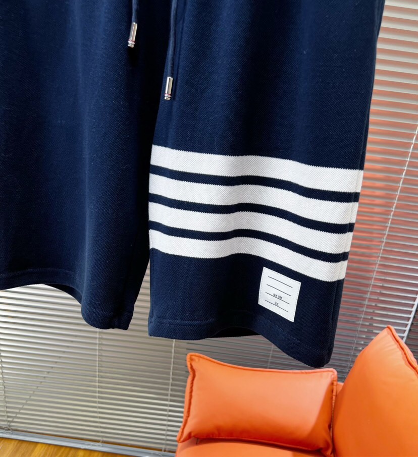 THOM BROWNE 汤姆布朗 TB2025夏季最新品，时尚休闲色织四道杠短裤，采用进口珠地棉原版面料