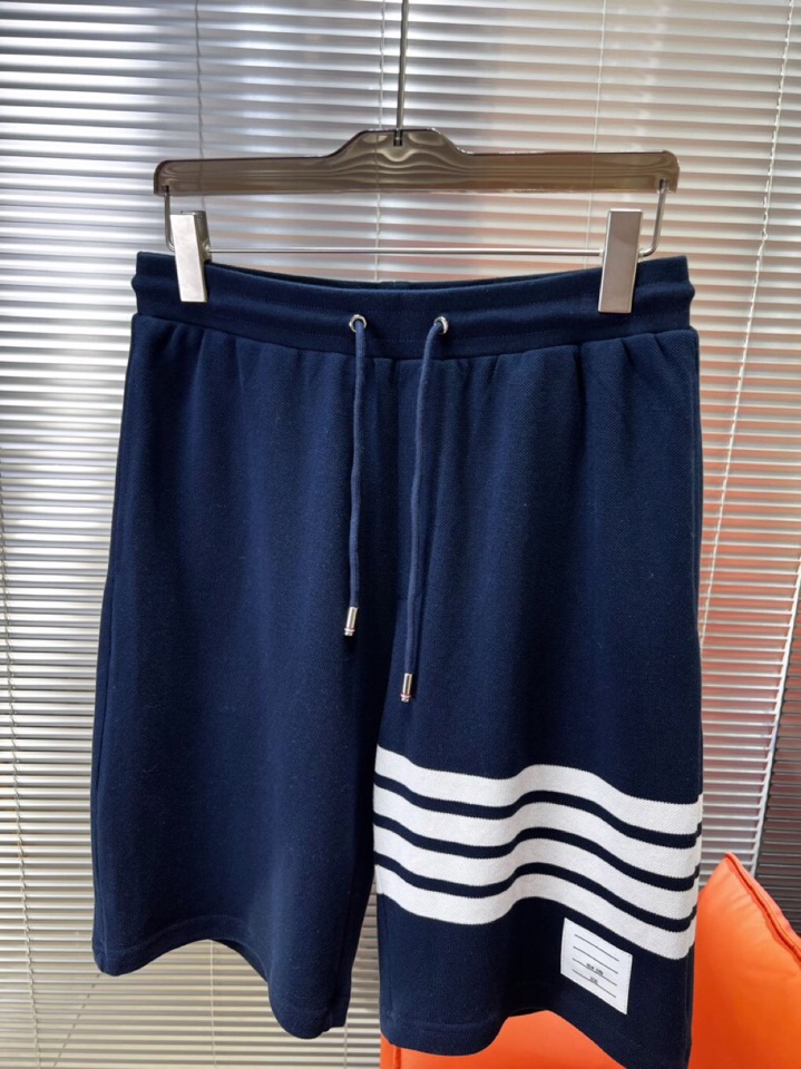 THOM BROWNE 汤姆布朗 TB2025夏季最新品，时尚休闲色织四道杠短裤，采用进口珠地棉原版面料