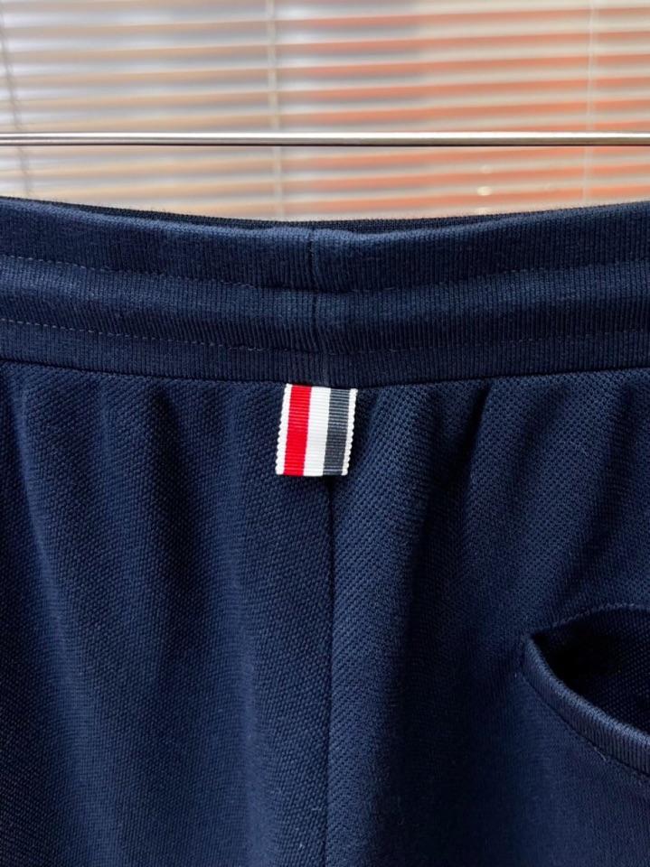 THOM BROWNE 汤姆布朗 TB2025夏季最新品，时尚休闲色织四道杠短裤，采用进口珠地棉原版面料