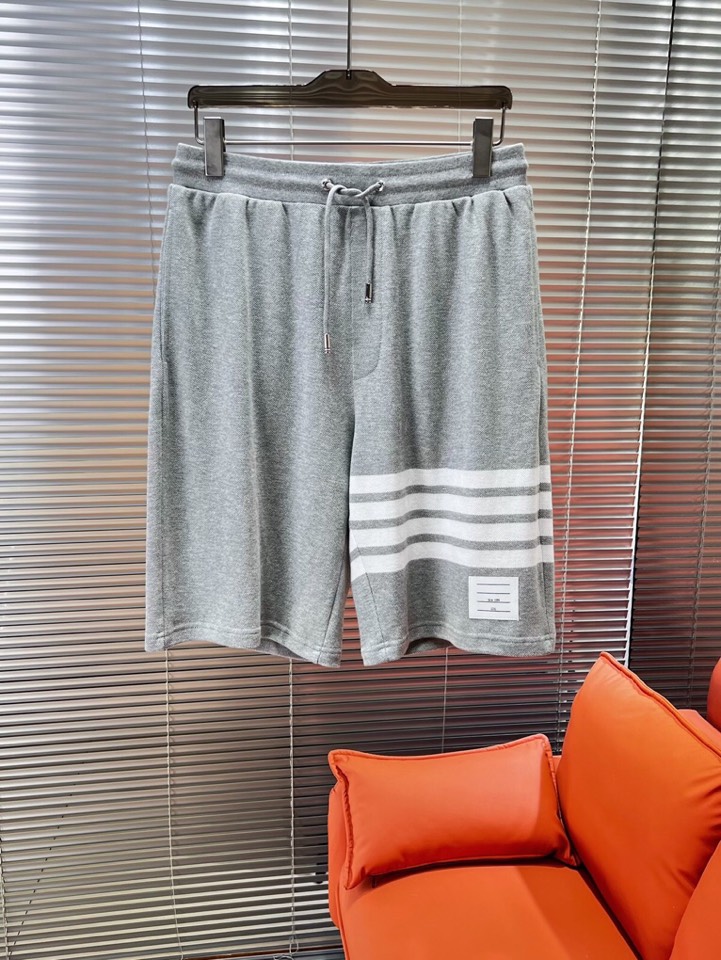 THOM BROWNE 汤姆布朗 TB2025夏季最新品，时尚休闲色织四道杠短裤，采用进口珠地棉原版面料