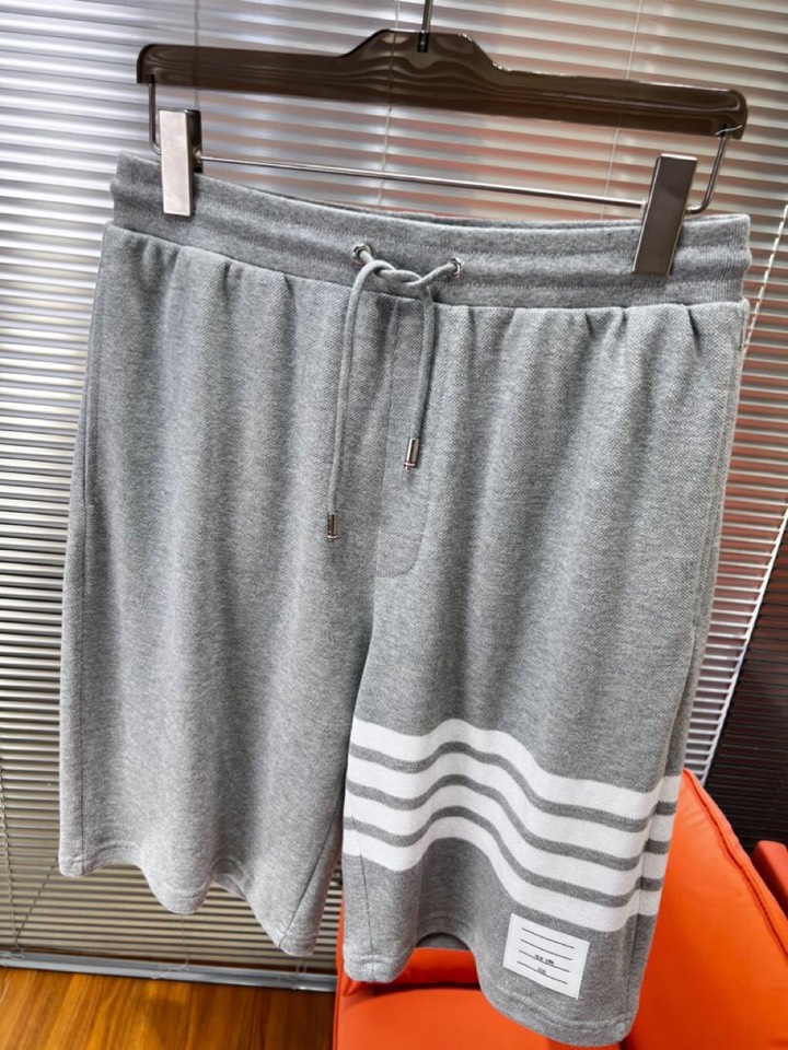 THOM BROWNE 汤姆布朗 TB2025夏季最新品，时尚休闲色织四道杠短裤，采用进口珠地棉原版面料