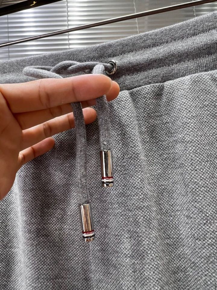 THOM BROWNE 汤姆布朗 TB2025夏季最新品，时尚休闲色织四道杠短裤，采用进口珠地棉原版面料