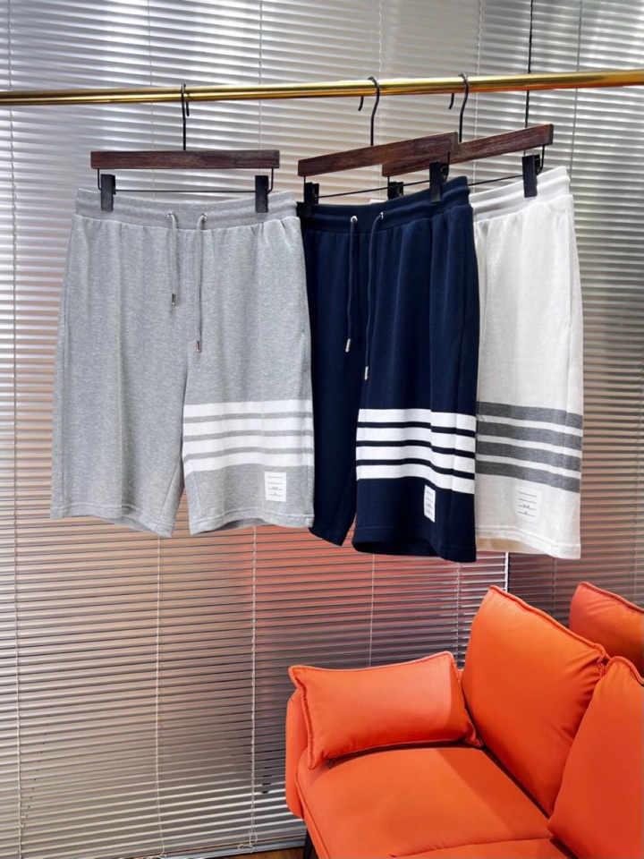 THOM BROWNE 汤姆布朗 TB2025夏季最新品，时尚休闲色织四道杠短裤，采用进口珠地棉原版面料