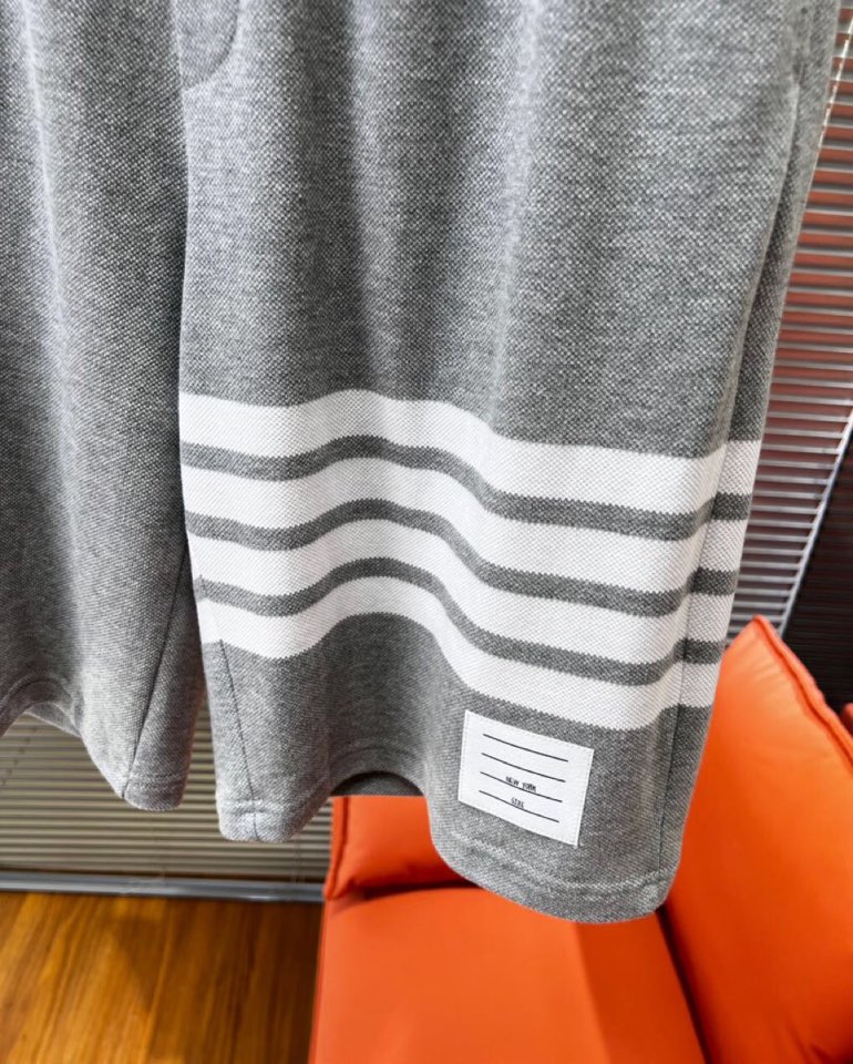 THOM BROWNE 汤姆布朗 TB2025夏季最新品，时尚休闲色织四道杠短裤，采用进口珠地棉原版面料