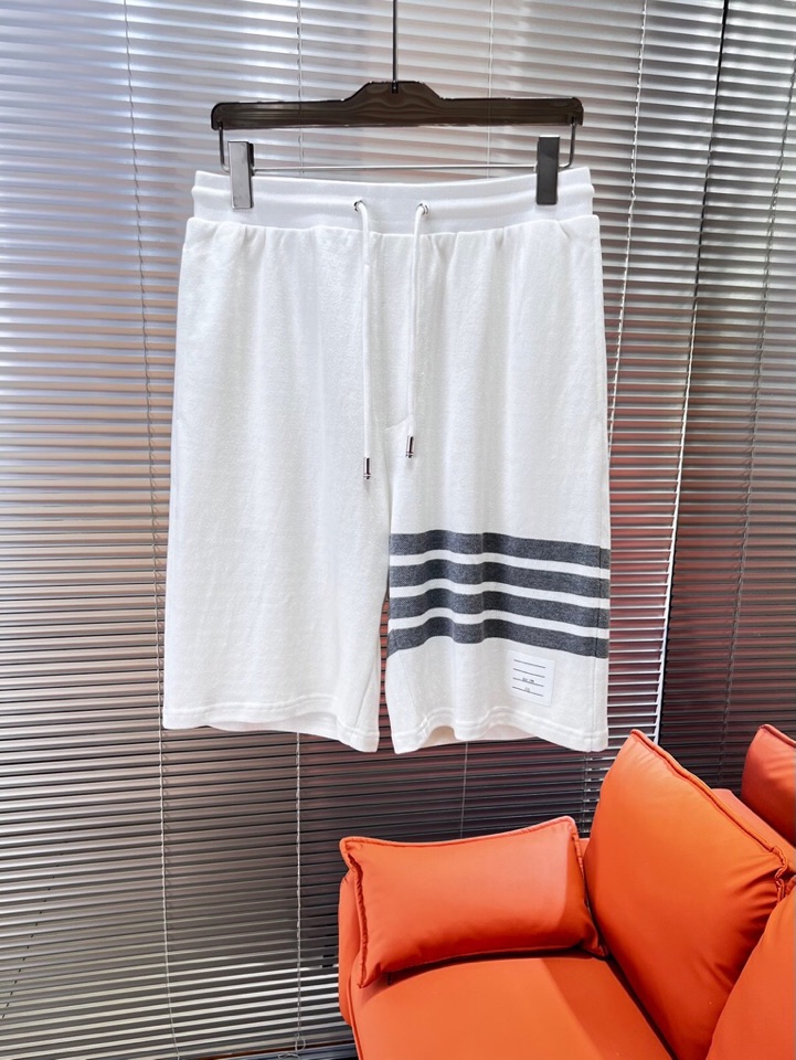THOM BROWNE 汤姆布朗 TB2025夏季最新品，时尚休闲色织四道杠短裤，采用进口珠地棉原版面料