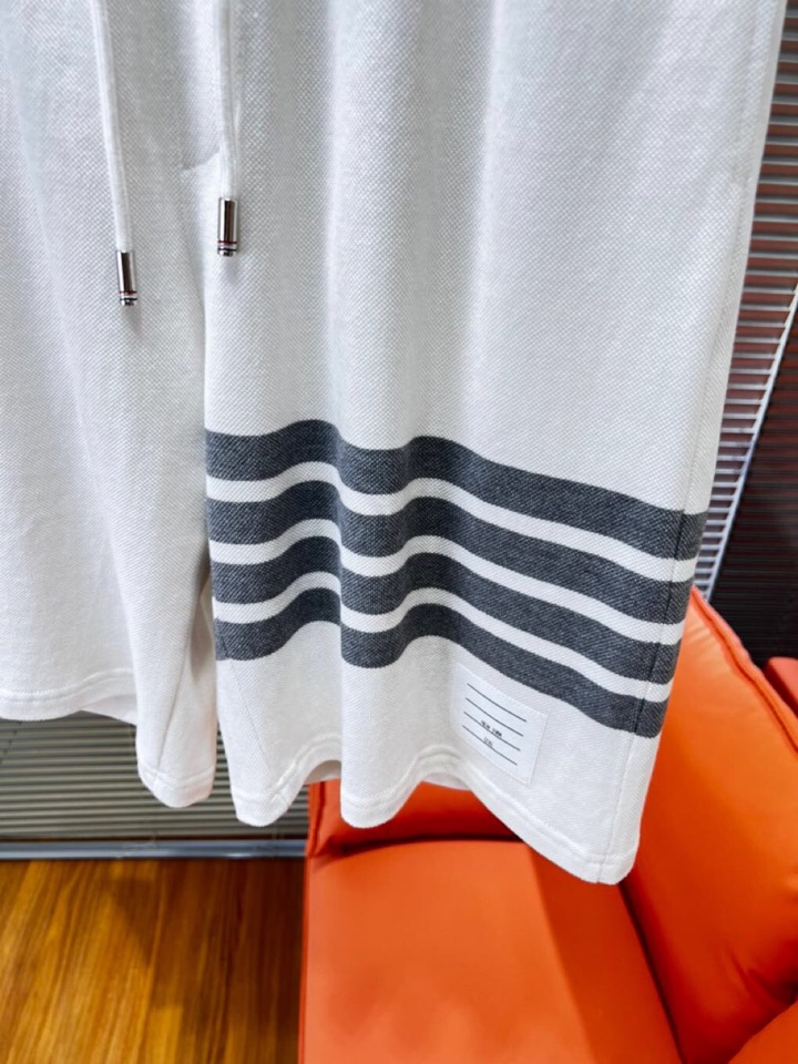 THOM BROWNE 汤姆布朗 TB2025夏季最新品，时尚休闲色织四道杠短裤，采用进口珠地棉原版面料