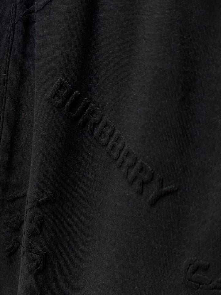 Burberry 巴宝莉满印提花短裤，采用80支双股100%精梳长绒棉，双龙头大提花机，非常非常立体的提