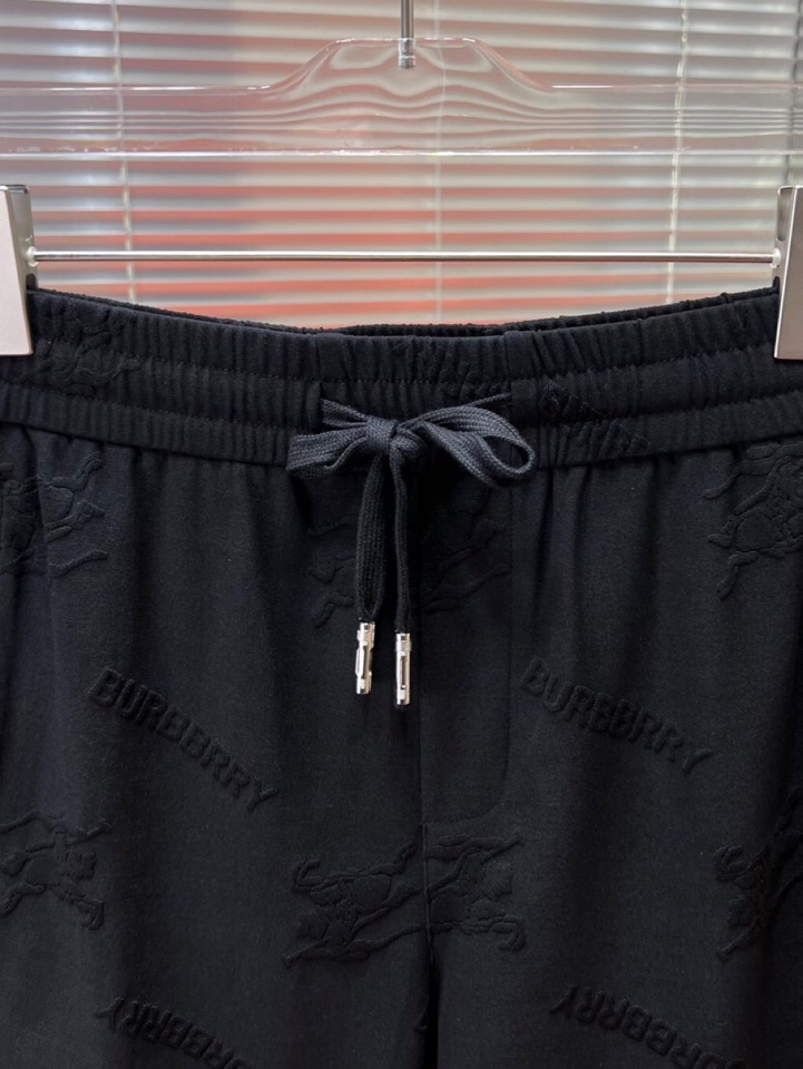Burberry 巴宝莉满印提花短裤，采用80支双股100%精梳长绒棉，双龙头大提花机，非常非常立体的提
