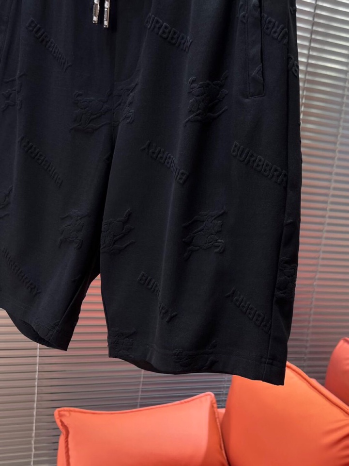 Burberry 巴宝莉满印提花短裤，采用80支双股100%精梳长绒棉，双龙头大提花机，非常非常立体的提