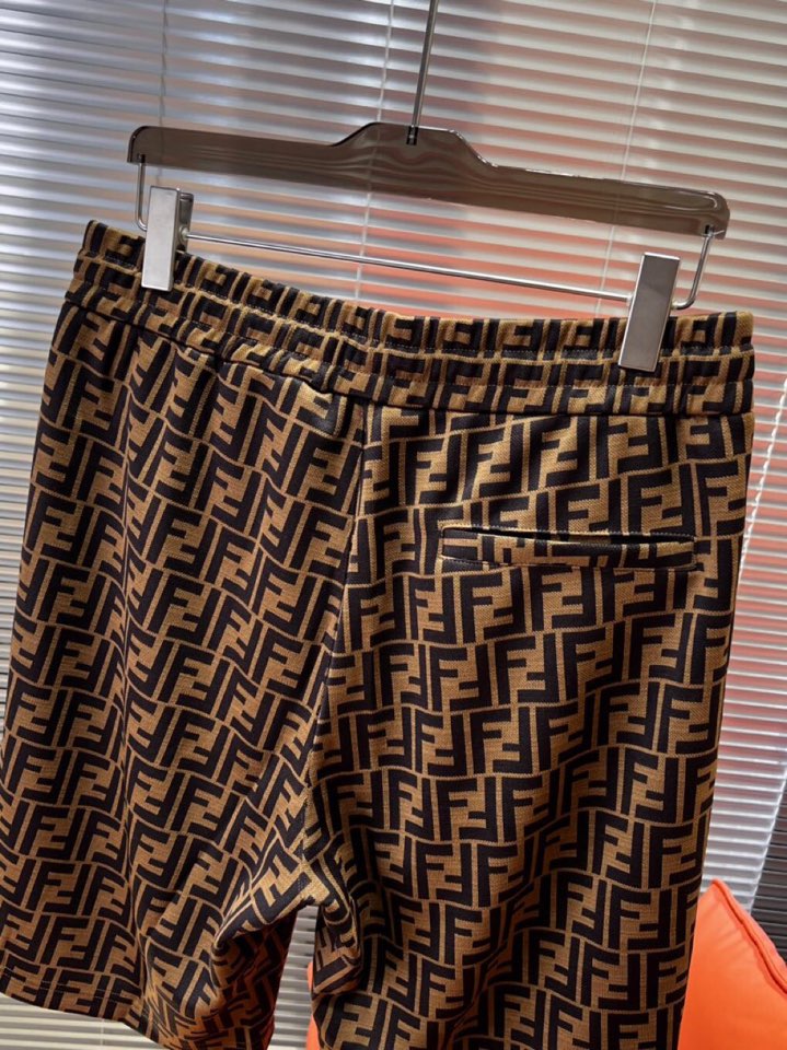 FENDI 芬迪新款满印提花短裤，采用80支双股100%长绒棉棉质面料，非常立体的提花结构，制作时间非常