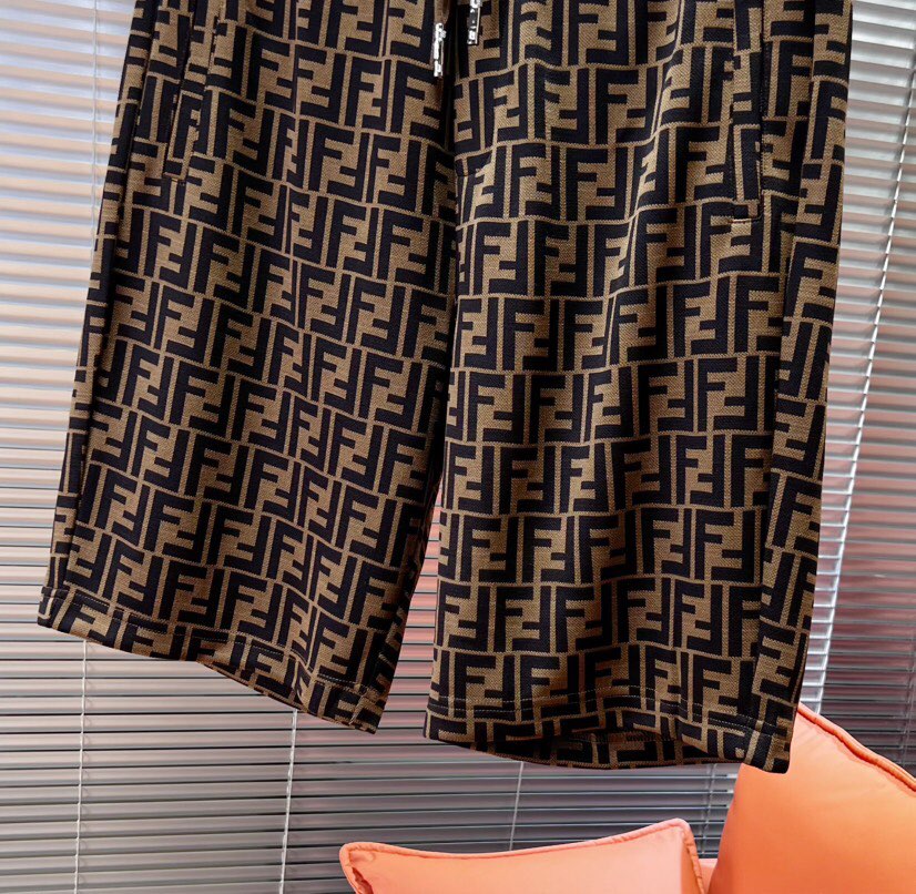 FENDI 芬迪新款满印提花短裤，采用80支双股100%长绒棉棉质面料，非常立体的提花结构，制作时间非常