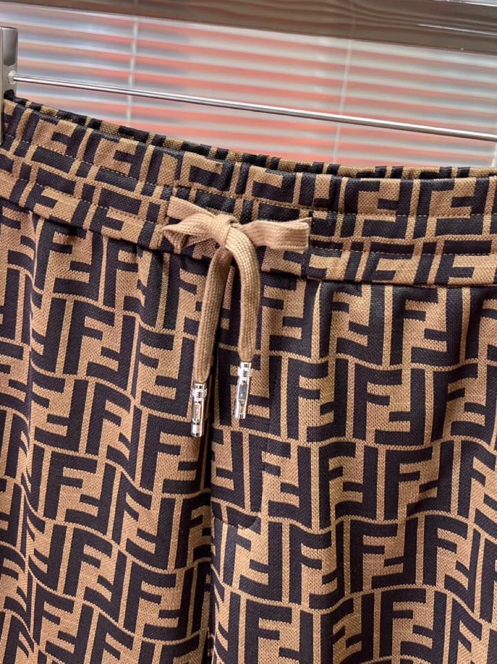 FENDI 芬迪新款满印提花短裤，采用80支双股100%长绒棉棉质面料，非常立体的提花结构，制作时间非常